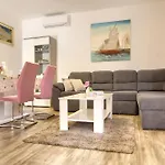 Oasis Tajci * Ugljan